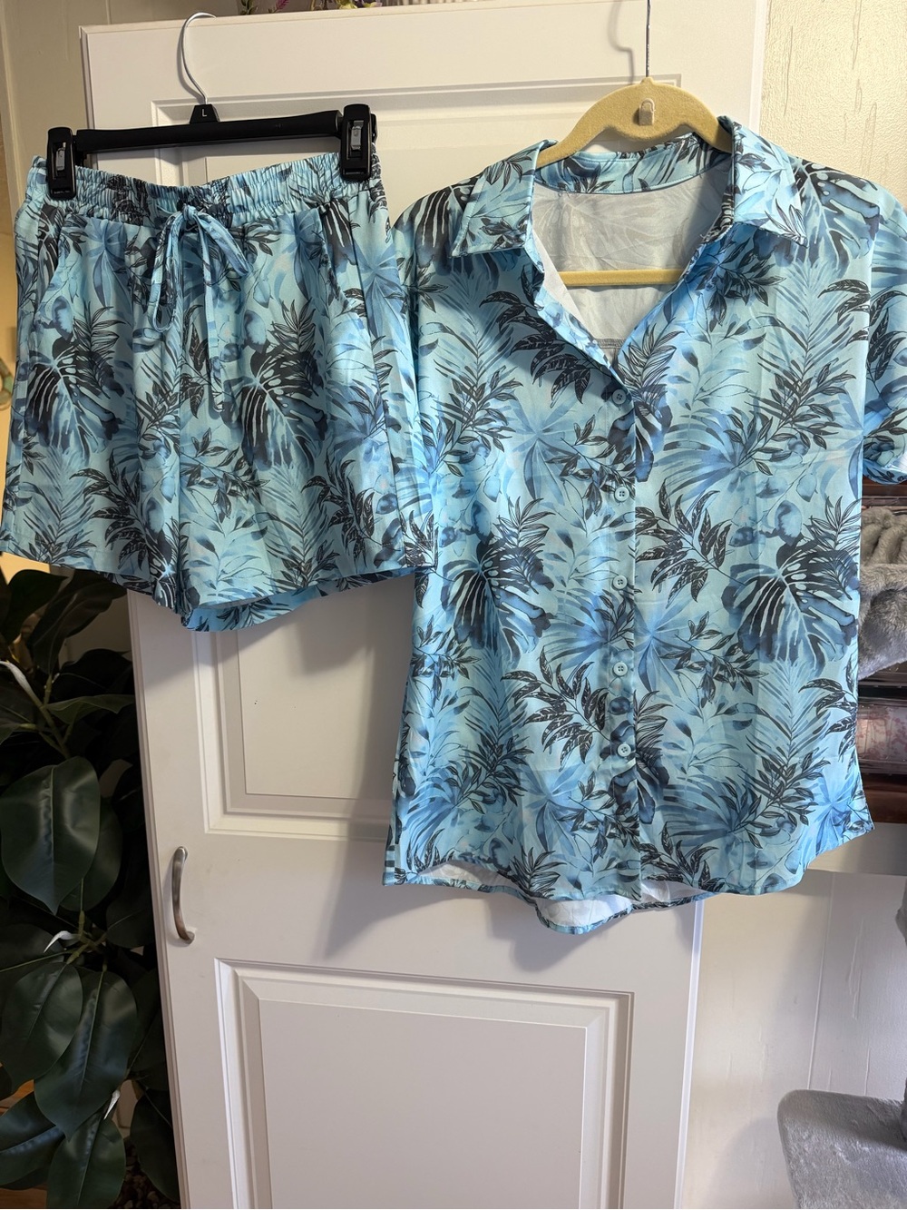 Brand New Hawaii themed shirt and shorts size small